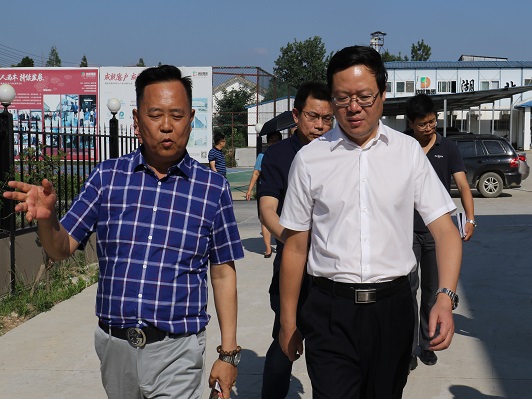 京山市市委書記劉啟華到我司湖北聯(lián)縱生產(chǎn)基地進行考察